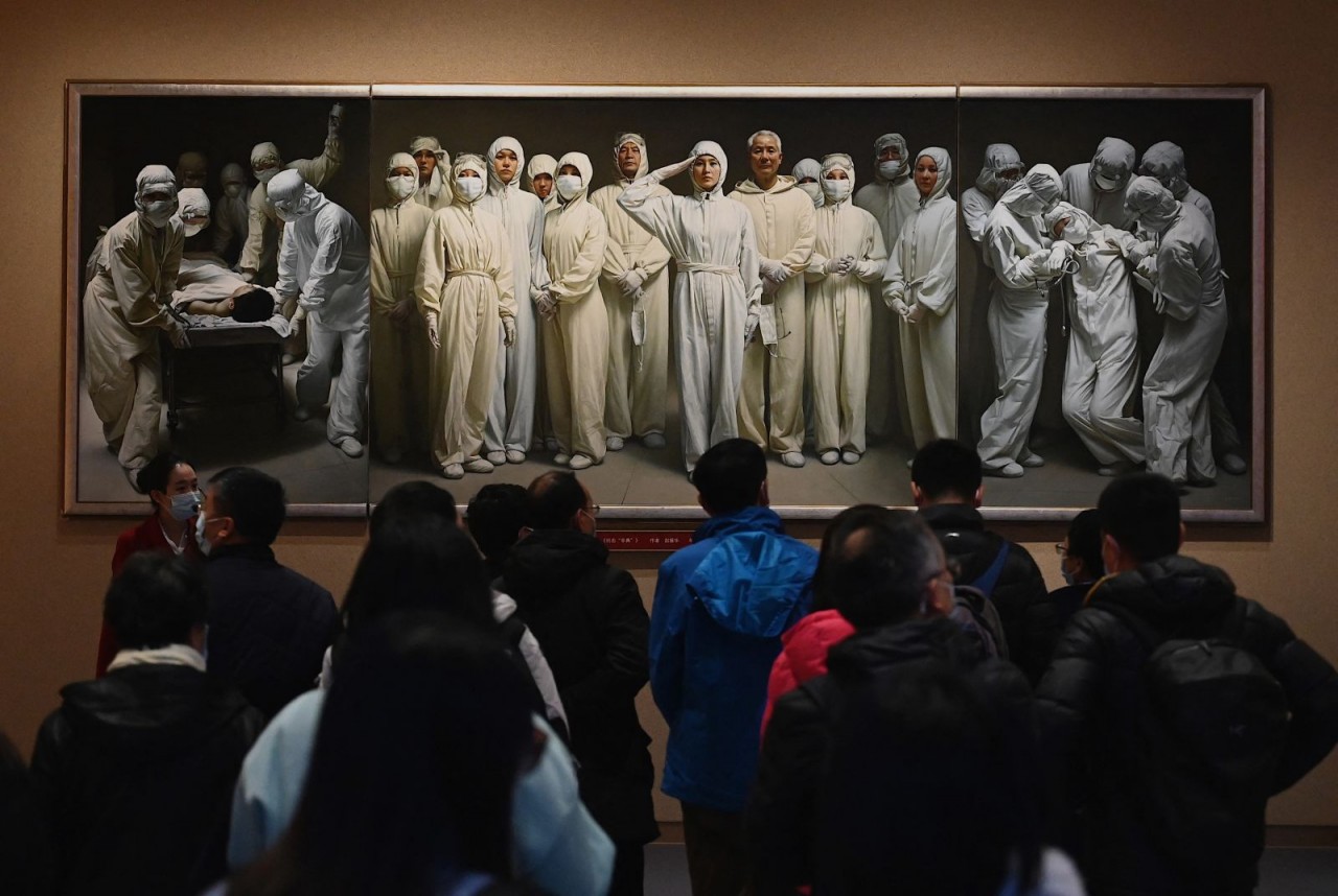 Ảnh ấn tượng tuần 8-14/11: Nước mắt nơi biên giới Belarus-Ba Lan, Iran tập trận tại eo biển Hormuz, tàu Trung Quốc mắc cạn ở biển Nga