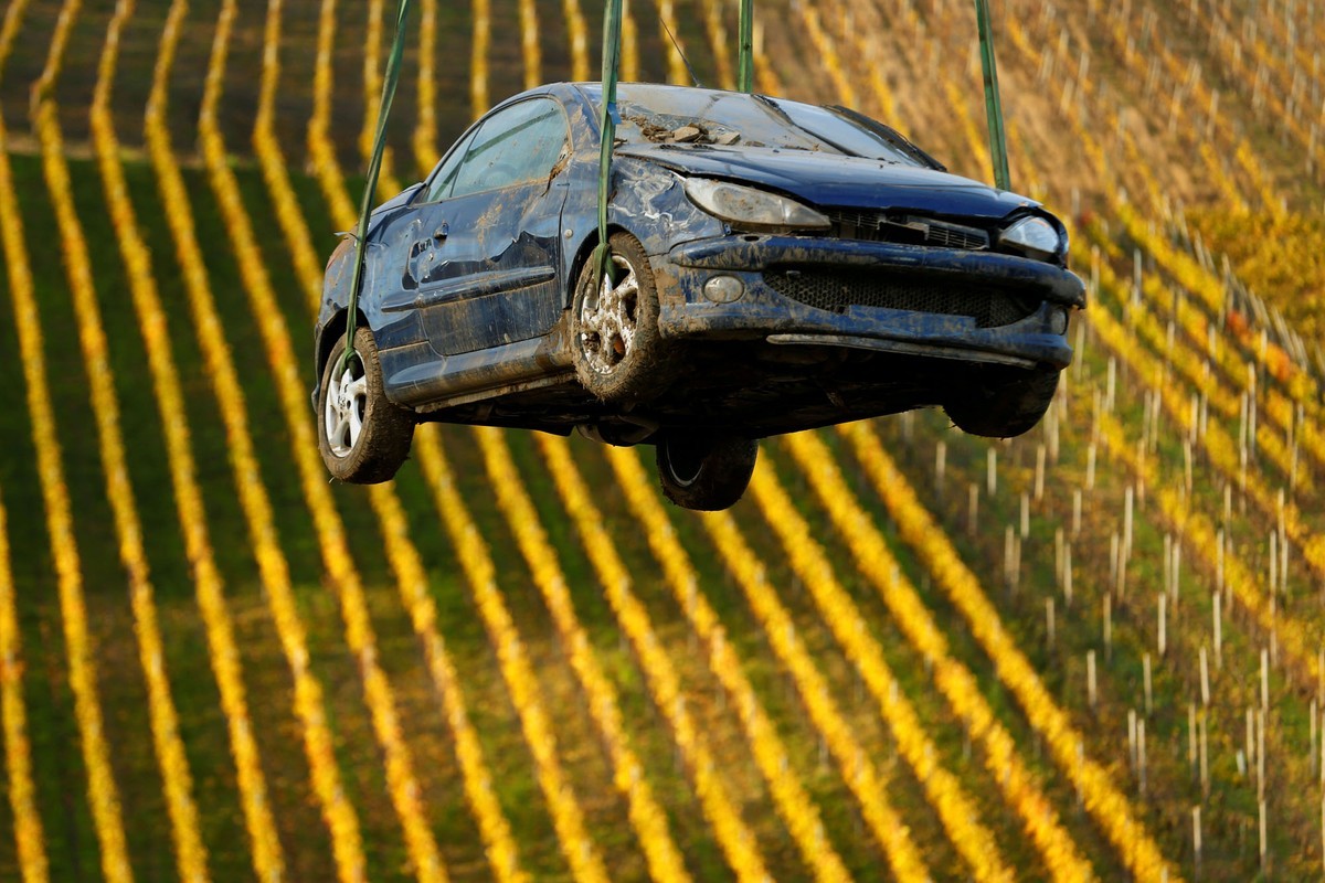 Ảnh ấn tượng tuần 8-14/11: Nước mắt nơi biên giới Belarus-Ba Lan, Iran tập trận tại eo biển Hormuz, tàu Trung Quốc mắc cạn ở biển Nga