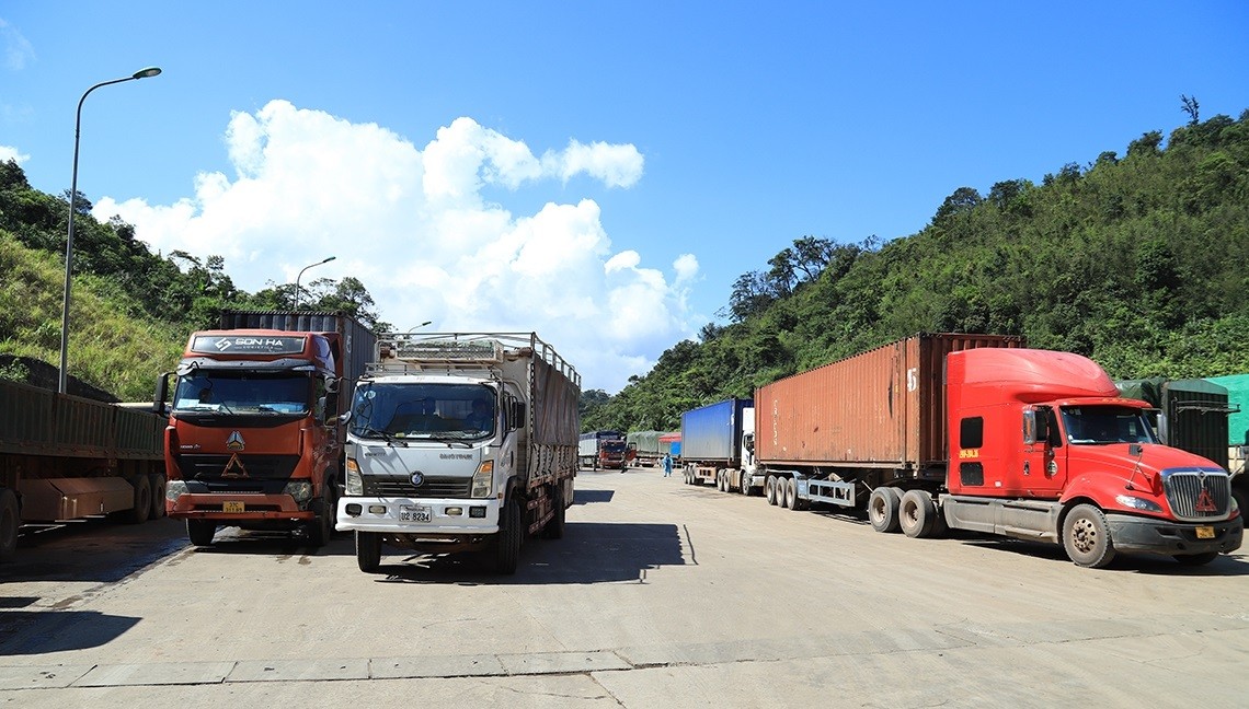 Hoạt động xuất nhập khẩu qua Cửa khẩu Quốc tế Cầu Treo, Hà Tĩnh. (Nguồn: Báo Hà Tĩnh)