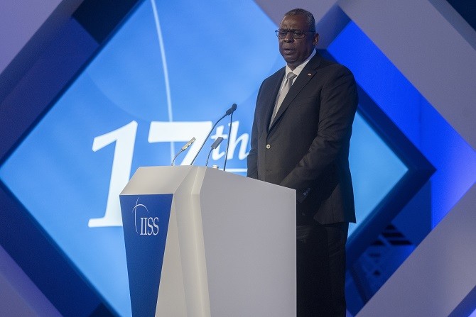 Bộ trưởng Quốc phòng Mỹ Lloyd Austin phát biểu tại tại Đối thoại Manama thường niên được tổ chức ở Bahrain, ngày 20/11. (Nguồn: defense.gov)