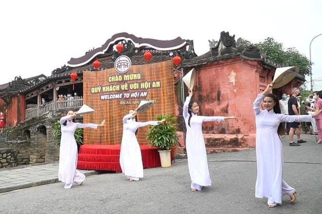 Hội An, Quảng Nam tổ chức chương trình chào mừng du khách sau gần 2 năm đóng cửa vì dịch bệnh. (Nguồn: DT)