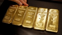 Giá vàng hôm nay 5/10, Giá vàng tái chinh phục ngưỡng 1.700 USD, loạt 'tin xấu' ập đến, khả năng tăng giá trong những ngày tới?
