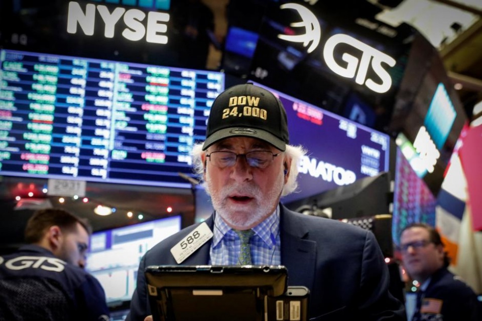 chi so dow jones pha moc 24000 diem