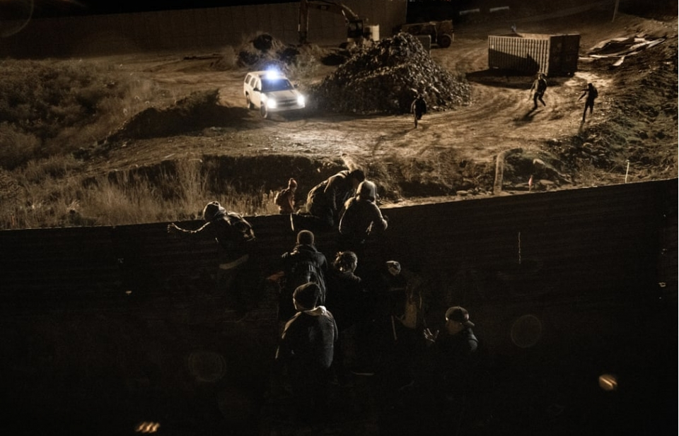 dac vu my xit hoi cay vao dam dong nguoi di cu o bien gioi mexico