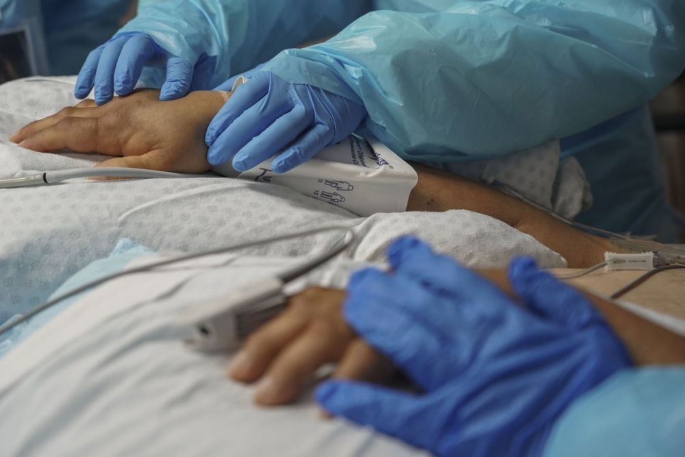 Ảnh ấn tượng tuần (30/11-6/12): Ông Biden khoe chiếc ủng đặc biệt, Covid-19 phá vỡ điều cấm kỵ ở Nepal, mâu thuẫn sau vụ ám sát nhà khoa học Iran