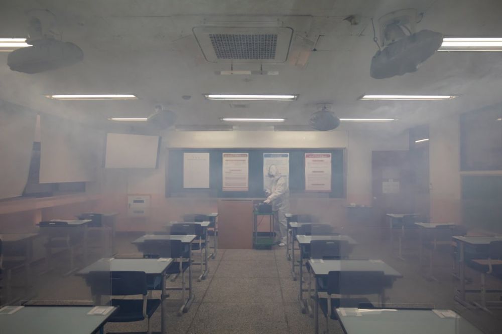 Ảnh ấn tượng tuần (30/11-6/12): Ông Biden khoe chiếc ủng đặc biệt, Covid-19 phá vỡ điều cấm kỵ ở Nepal, mâu thuẫn sau vụ ám sát nhà khoa học Iran