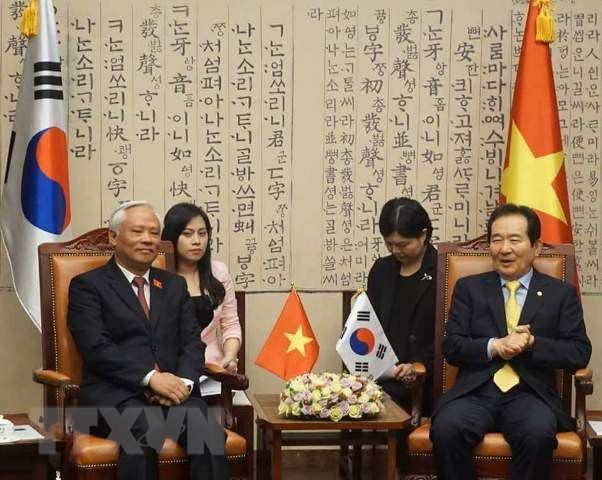 Minh Phương (áo hồng) phiên dịch trong cuộc gặp giữa Phó Chủ tịch Quốc hội Việt Nam Uông Chu Lưu và Chủ tịch Quốc hội Hàn Quốc Park Joo-sun, tháng 6/2017 (Ảnh: N.P )