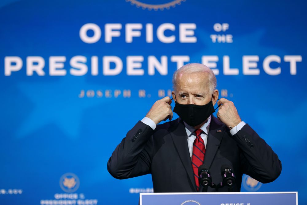 Tổng thống đắc cử Mỹ Joe Biden tháo khẩu trang trước khi giới thiệu các thành viên hàng đầu trong đội ngũ y tế trong chính quyền của ông, ngày 8/12. Ông Biden nhấn mạnh, đội ngũ y tế sẽ sẵn sàng từ ngay ngày đầu tiên chính quyền của ông bắt đầu hoạt động nhằm kiểm soát đại dịch Covid-19, đảm bảo phân phối an toàn, miễn phí và công bằng vaccine, đảm bảo người dân được tiếp cận chăm sóc y tế chất lượng với giá cả phải chăng, và bảo vệ đất nước khỏi các mối đe dọa về y tế. (Nguồn: Getty) Tổng thống đắc cử Mỹ Joe Biden tháo khẩu trang trước khi giới thiệu các thành viên hàng đầu trong đội ngũ y tế trong chính quyền của ông, ngày 8/12. Ông Biden nhấn mạnh, đội ngũ y tế sẽ sẵn sàng từ ngay ngày đầu tiên chính quyền của ông bắt đầu hoạt động