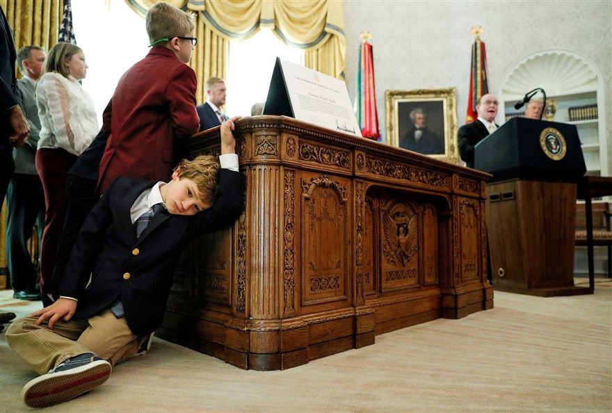 Cậu bé Sammy Olszta, 6 tuổi, cháu trai của đô vật Olympic Dan Gable, dựa vào bàn của Phòng Bầu dục trong buổi lễ trao Huân chương Tự do của Tổng thống cho Gable, ngày 7/12, tại Nhà Trắng, Washington, Mỹ. (Nguồn: Reuters) Cậu bé Sammy Olszta, 6 tuổi, cháu trai của đô vật Olympic Dan Gable, dựa vào bàn của Phòng Bầu dục trong buổi lễ trao Huân chương Tự do của Tổng thống cho Gable, ngày 7/12, tại Nhà Trắng, Washington, Mỹ. (Nguồn: Reuters)