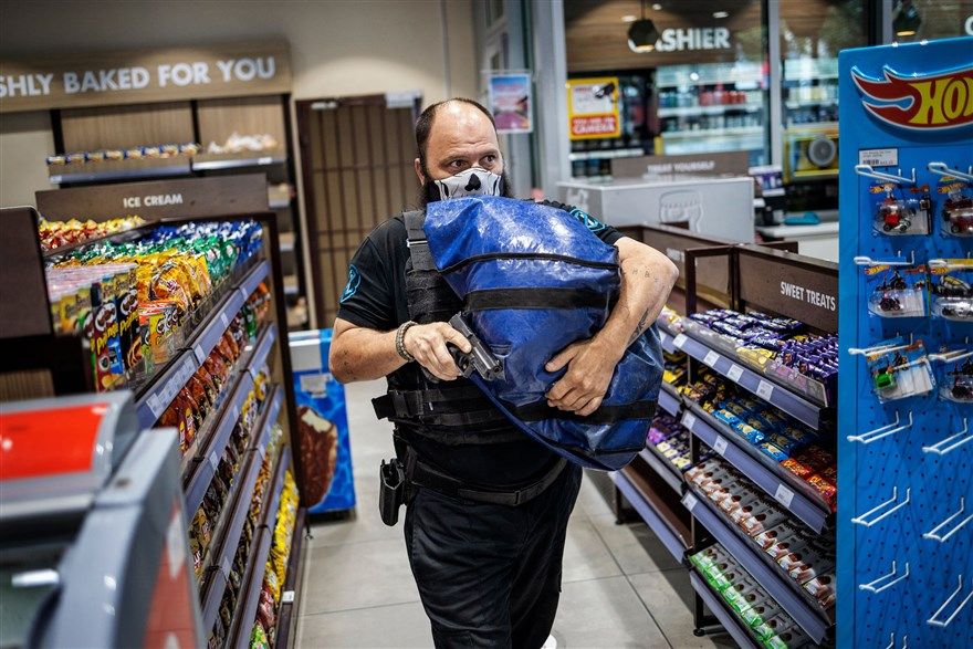 Cảnh sát cầm khẩu súng lục trong khi vận chuyển túi tiền mặt vào chiếc xe bọc thép ở Johannesburg, Nam Phi, ngày 8/12. Bất chấp việc giãn cách xã hội do dịch Covid-19, đã có 260 vụ cướp tiền khi đang vận chuyển ở Nam Phi trong năm nay, với 19 người thiệt mạng. (Nguồn: Getty) Cảnh sát cầm khẩu súng lục trong khi vận chuyển túi tiền mặt vào chiếc xe bọc thép ở Johannesburg, Nam Phi, ngày 8/12. Bất chấp việc giãn cách xã hội do dịch Covid-19, đã có 260 vụ cướp tiền khi đang vận chuyển ở Nam Phi trong năm nay, với 19 người thiệt