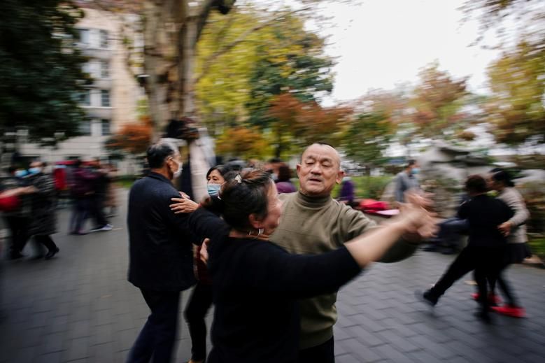 Ảnh ấn tượng tuần (7-13/12): Phút tinh nghịch của Tổng thống Venezuela, ông Joe Biden tuyên chiến với Covid-19 và cuộc sống yên bình tại Vũ Hán Ảnh ấn tượng tuần (7-13/12): Tổng thống Venezuela trêu chọc phóng viên, ông Joe Biden tuyên chiến với Covid-19 và cuộc sống ở Vũ Hán