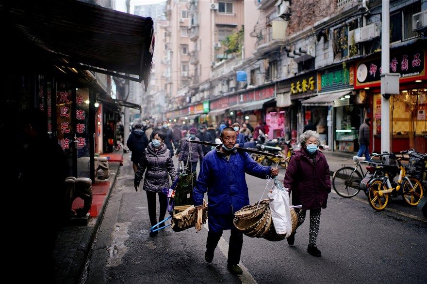 Ảnh ấn tượng tuần (7-13/12): Phút tinh nghịch của Tổng thống Venezuela, ông Joe Biden tuyên chiến với Covid-19 và cuộc sống yên bình tại Vũ Hán Ảnh ấn tượng tuần (7-13/12): Tổng thống Venezuela trêu chọc phóng viên, ông Joe Biden tuyên chiến với Covid-19 và cuộc sống ở Vũ Hán