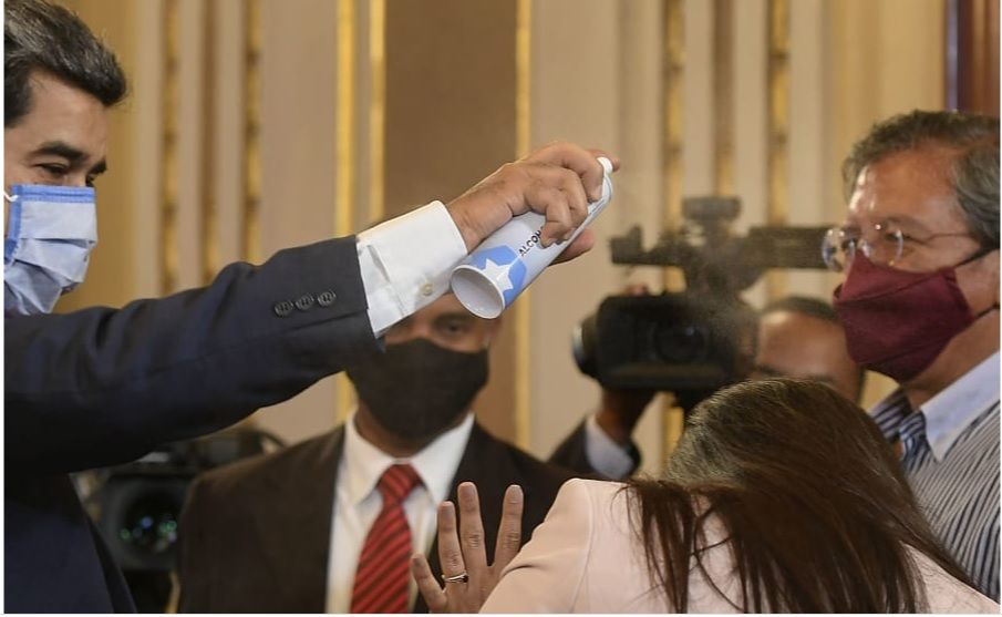 Ảnh ấn tượng tuần (7-13/12): Phút tinh nghịch của Tổng thống Venezuela, ông Joe Biden tuyên chiến với Covid-19 và cuộc sống yên bình tại Vũ Hán Ảnh ấn tượng tuần (7-13/12): Tổng thống Venezuela trêu chọc phóng viên, ông Joe Biden tuyên chiến với Covid-19 và cuộc sống ở Vũ Hán