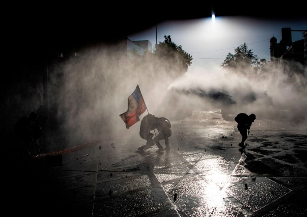 Ảnh ấn tượng tuần (7-13/12): Phút tinh nghịch của Tổng thống Venezuela, ông Joe Biden tuyên chiến với Covid-19 và cuộc sống yên bình tại Vũ Hán Ảnh ấn tượng tuần (7-13/12): Tổng thống Venezuela trêu chọc phóng viên, ông Joe Biden tuyên chiến với Covid-19 và cuộc sống ở Vũ Hán