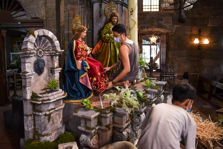 Ảnh ấn tượng tuần (14-20/12): Bàng hoàng với mặt nạ siêu thực, cuộc họp báo khác lạ của Tổng thống Nga và Giáng sinh thời Covid-19