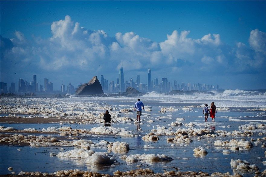 Ảnh ấn tượng tuần (14-20/12): Bàng hoàng với mặt nạ siêu thực, cuộc họp báo khác lạ của Tổng thống Nga và Giáng sinh thời Covid-19