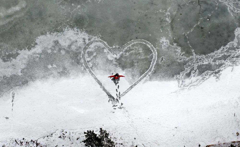 Ảnh ấn tượng tuần (14-20/12): Bàng hoàng với mặt nạ siêu thực, cuộc họp báo khác lạ của Tổng thống Nga và Giáng sinh thời Covid-19