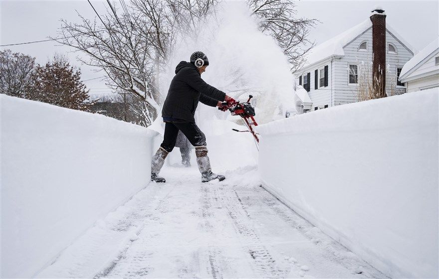 Ảnh ấn tượng tuần (14-20/12): Bàng hoàng với mặt nạ siêu thực, cuộc họp báo khác lạ của Tổng thống Nga và Giáng sinh thời Covid-19