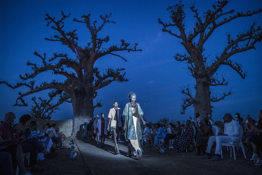 Ảnh ấn tượng tuần (14-20/12): Bàng hoàng với mặt nạ siêu thực, cuộc họp báo khác lạ của Tổng thống Nga và Giáng sinh thời Covid-19