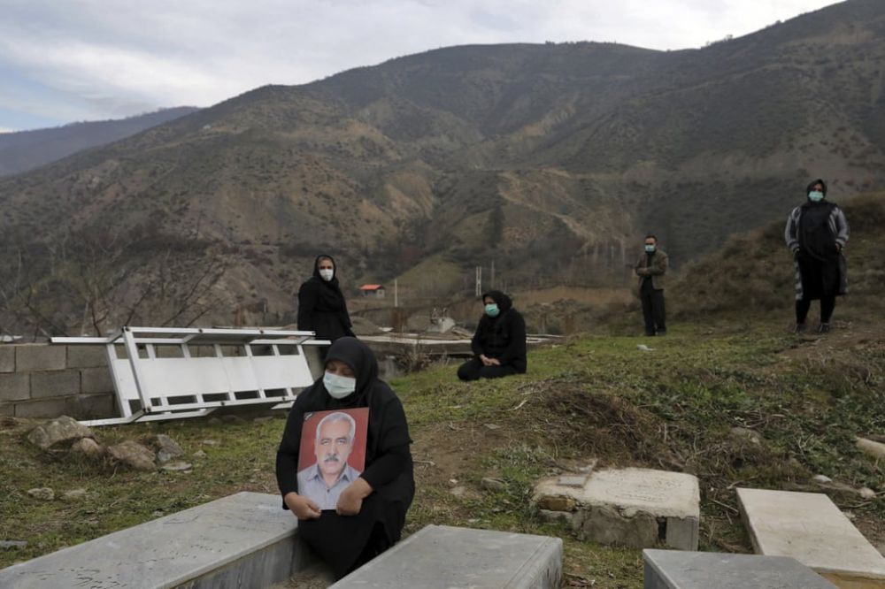 Ảnh ấn tượng tuần (14-20/12): Bàng hoàng với mặt nạ siêu thực, cuộc họp báo khác lạ của Tổng thống Nga và Giáng sinh thời Covid-19