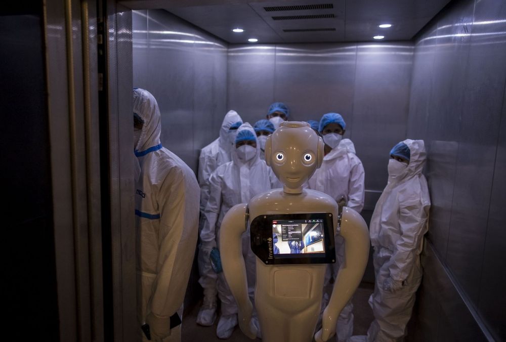 Ảnh ấn tượng tuần (14-20/12): Bàng hoàng với mặt nạ siêu thực, cuộc họp báo khác lạ của Tổng thống Nga và Giáng sinh thời Covid-19