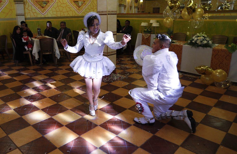 Ảnh ấn tượng tuần (14-20/12): Bàng hoàng với mặt nạ siêu thực, cuộc họp báo khác lạ của Tổng thống Nga và Giáng sinh thời Covid-19