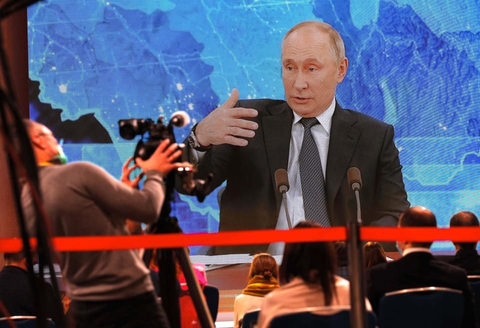 Ảnh ấn tượng tuần (14-20/12): Bàng hoàng với mặt nạ siêu thực, cuộc họp báo khác lạ của Tổng thống Nga và Giáng sinh thời Covid-19