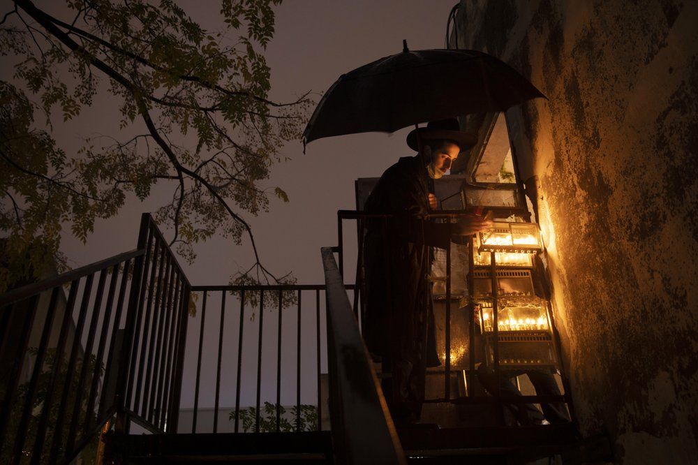 Ảnh ấn tượng tuần (14-20/12): Bàng hoàng với mặt nạ siêu thực, cuộc họp báo khác lạ của Tổng thống Nga và Giáng sinh thời Covid-19