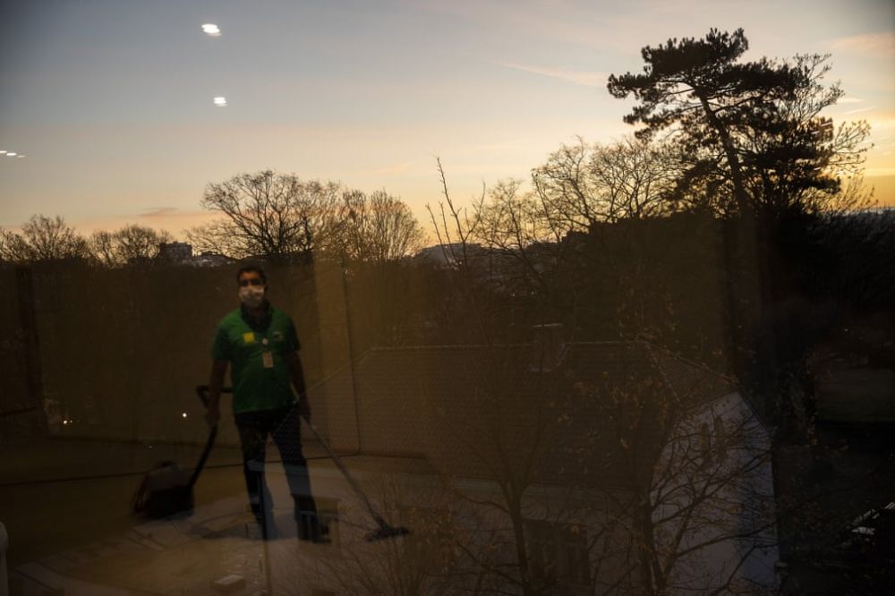 Ảnh ấn tượng tuần (14-20/12): Bàng hoàng với mặt nạ siêu thực, cuộc họp báo khác lạ của Tổng thống Nga và Giáng sinh thời Covid-19