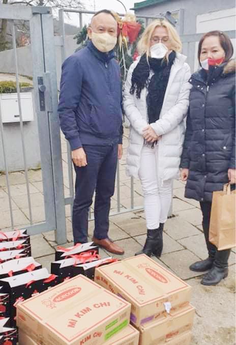 Quà Giáng sinh của người Việt đến với trẻ mồ côi ở CH Czech