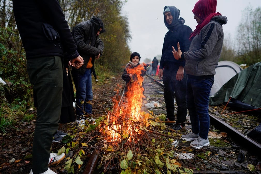 Ảnh ấn tượng tuần 29/11-5/12: Moscow cảnh báo sẽ đáp trả vì Ukraine, tàu ngầm Nga ở Vladivostok và biên giới Belarus-Ba Lan vẫn căng