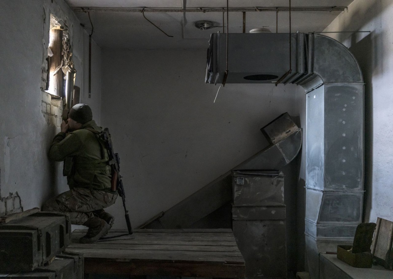 Binh sĩ Ukraine sử dụng kính tiềm vọng cầm tay để xem vị trí của các lực lượng do Nga hậu thuẫn từ một tòa nhà ở tiền tuyến Marinka, Ukraine, ngày 8/12