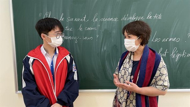 Em Ngô Minh Long (bên trái) cùng cô giáo tại Trường THPT Hòn Gai, Quảng Ninh. Ảnh: Báo Quảng Ninh