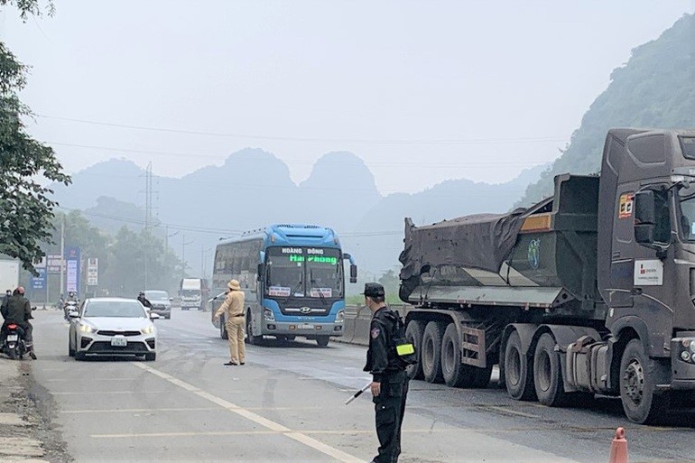 Các chốt kiểm soát dịch Covid-19 tại Ninh Bình vẫn đang hoạt động tại các cửa ngõ ra vào tỉnh, yêu cầu người ngoại tỉnh khai báo y tế.(Nguồn: DT)