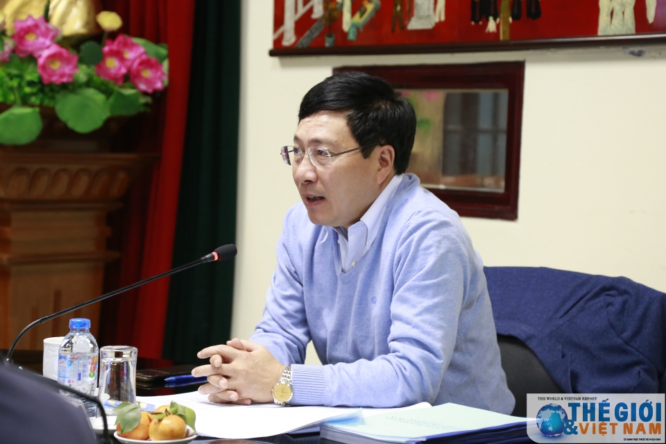 van phong bo mot nguoi lam viec bang hai hoan thanh khoi luong cong viec ngay cang lon