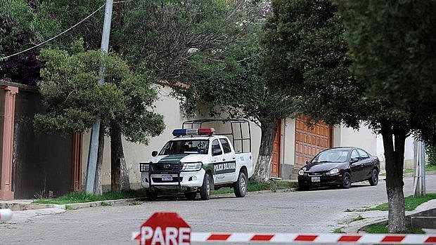 cang thang leo thang canh sat tay ban nha bi buoc roi khoi bolivia