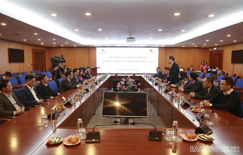 Bộ Ngoại giao trao tặng Kỷ niệm chương cho lãnh đạo Bộ Tài chính