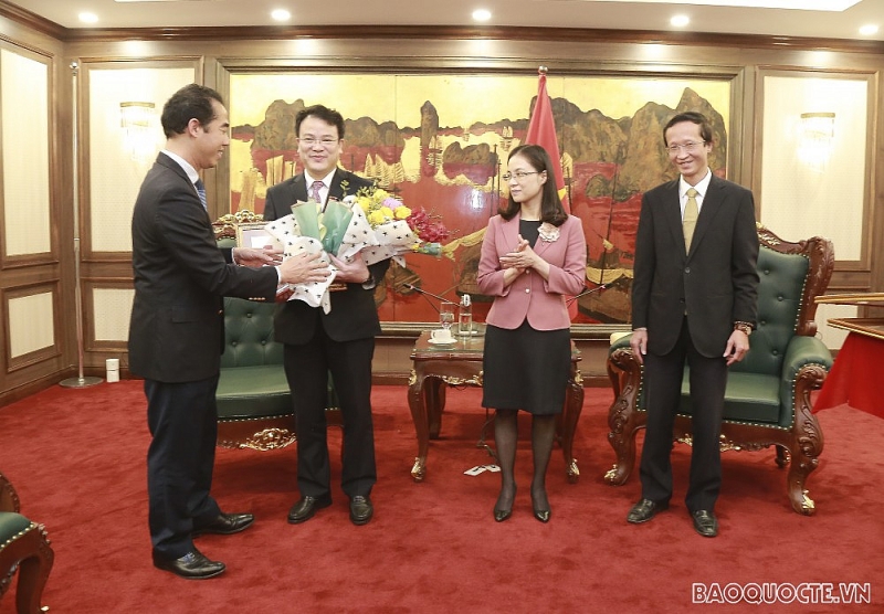 Bộ Ngoại giao trao tặng Kỷ niệm chương cho lãnh đạo Bộ Kế hoạch và Đầu tư