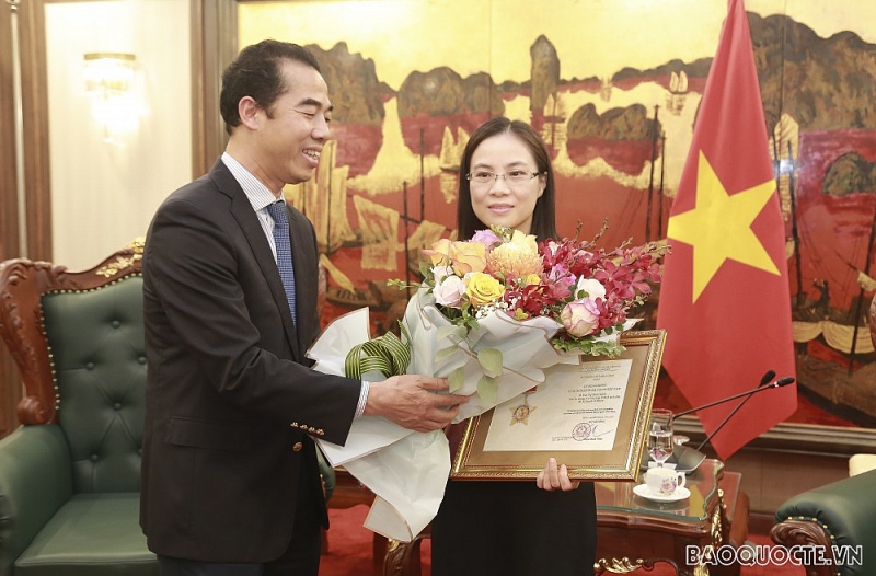 Bộ Ngoại giao trao tặng Kỷ niệm chương cho lãnh đạo Bộ Kế hoạch và Đầu tư