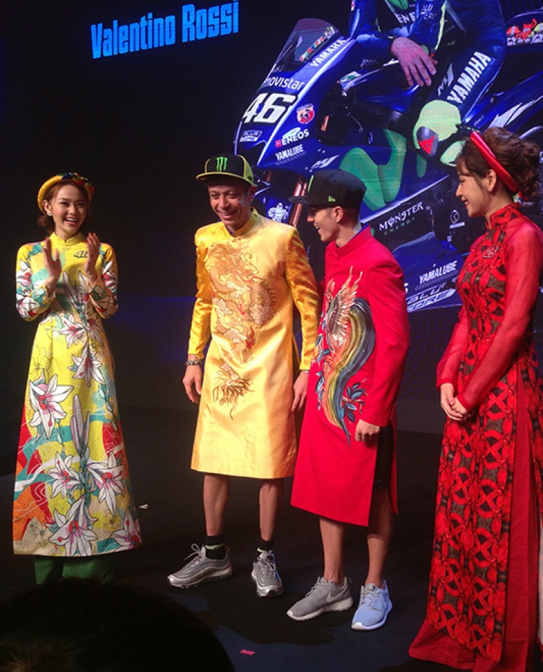 Cờ Việt Nam lần đầu xuất hiện trên trường đua MotoGP thế giới co viet nam lan dau xuat hien tren truong dua motogp the gioi