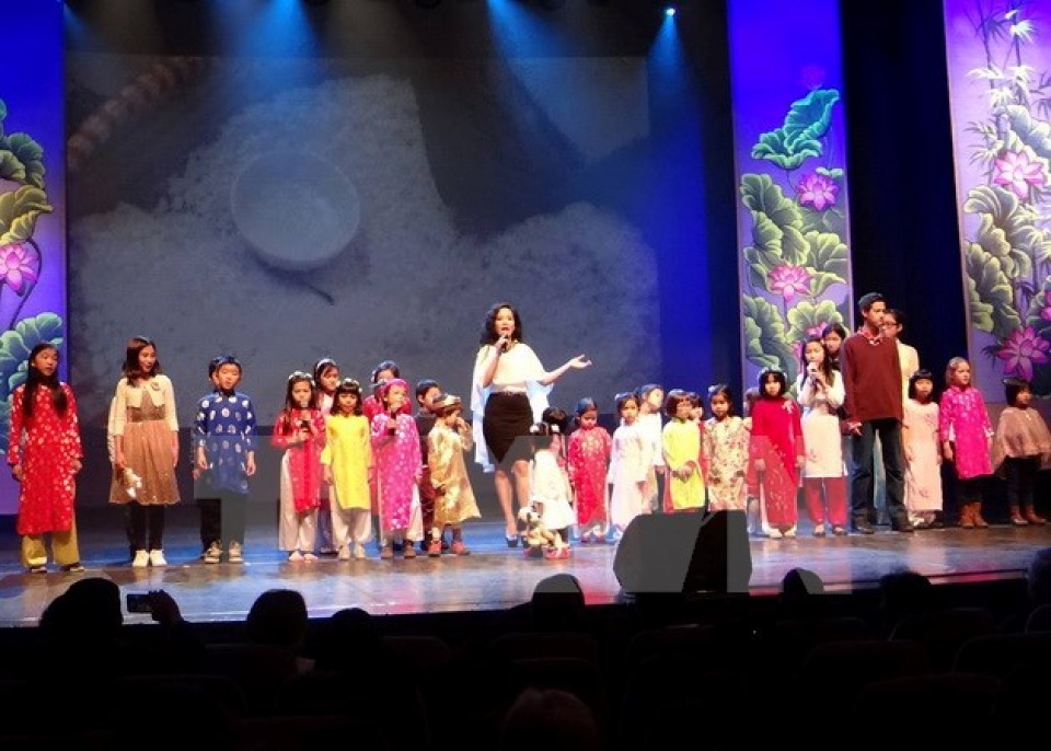 ba con viet kieu tai bi gap mat mung xuan dinh dau ha noi