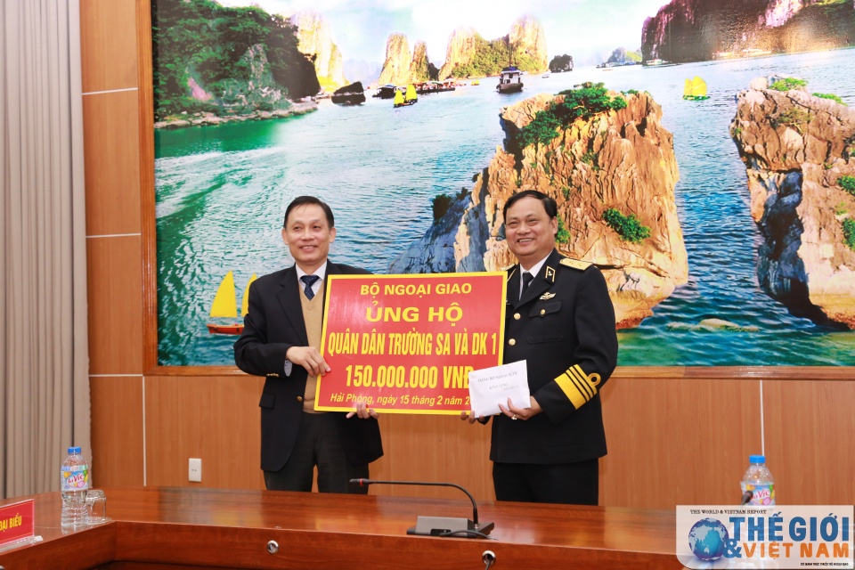 bo ngoai giao dang uy ngoai nuoc tham lam viec voi bo tu lenh hai quan