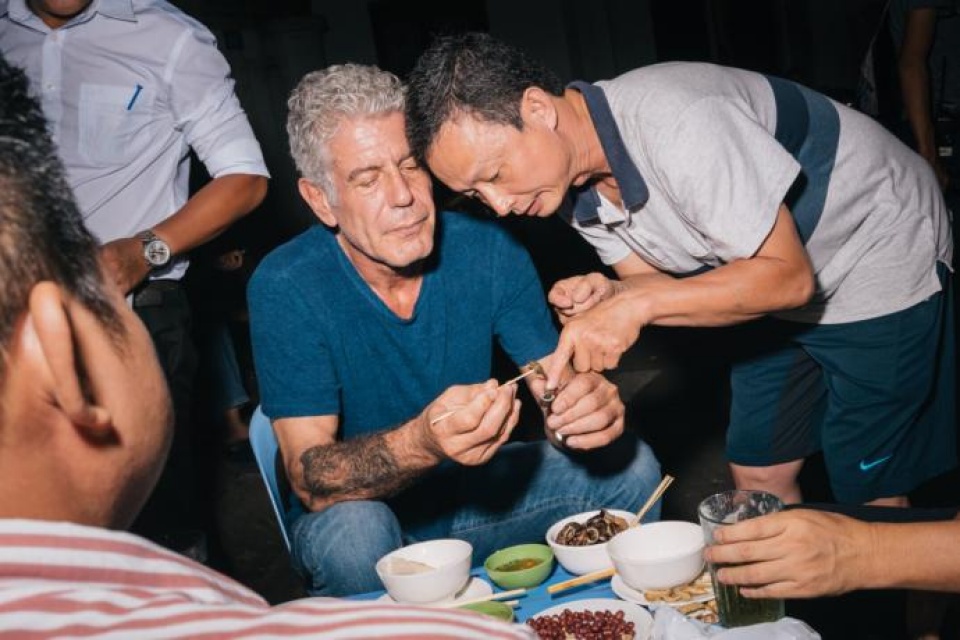 anthony bourdain va trai nghiem tren nhung chang duong