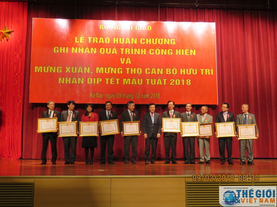 mung tho mung xuan voi cac can bo ngoai giao lao thanh ngoai giao