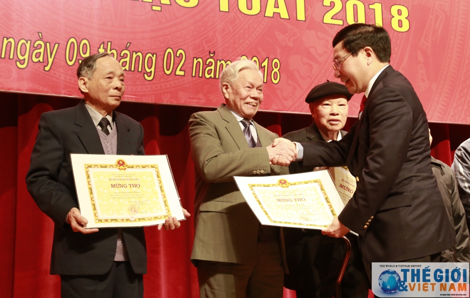 mung tho mung xuan voi cac can bo ngoai giao lao thanh ngoai giao