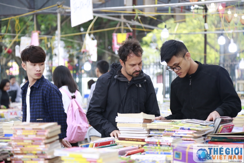 mua xuan cung nhau di hoi sach