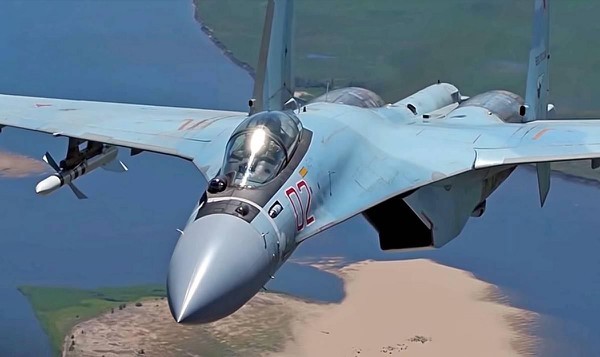 Báo Mỹ phân tích lợi thế của Su-35 so với F-22 Báo Mỹ phân tích lợi thế của Su-35 so với F-22