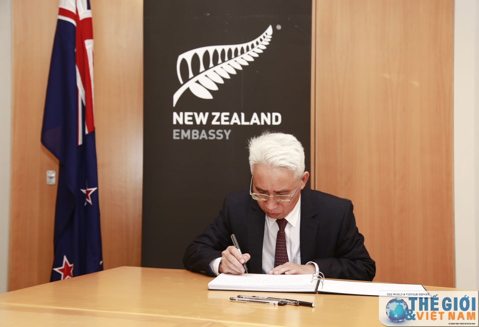 lanh dao bo ngoai giao viet nam ghi so tang tai dai su quan new zealand