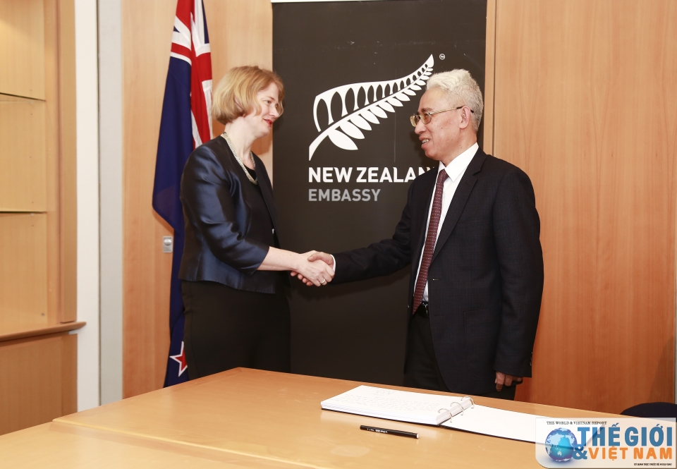lanh dao bo ngoai giao viet nam ghi so tang tai dai su quan new zealand