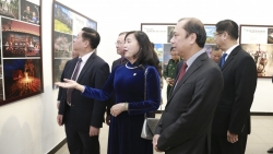 Thứ trưởng Nguyễn Quốc Dũng dự Triển lãm ảnh 'Tự hào một dải biên cương'